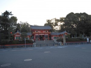 ②早朝の八坂神社