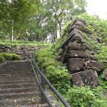 自然石を積み上げた野面積みの手法で築造されています。